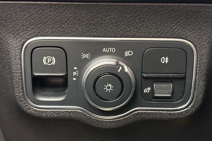 Grå Mercedes EQB 300 fra 2022