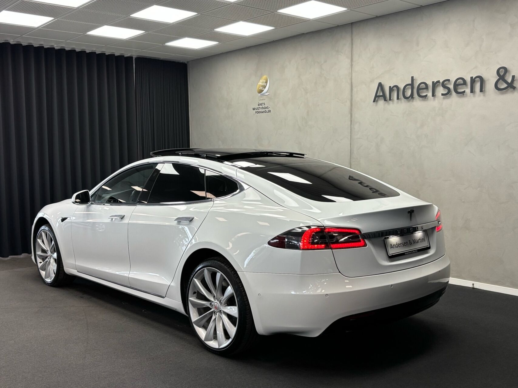Hvid Tesla Model S fra 2018