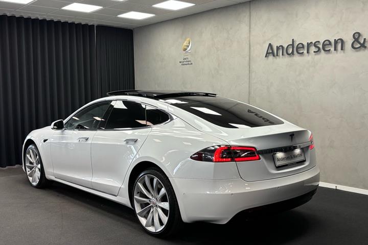 Hvid Tesla Model S fra 2018