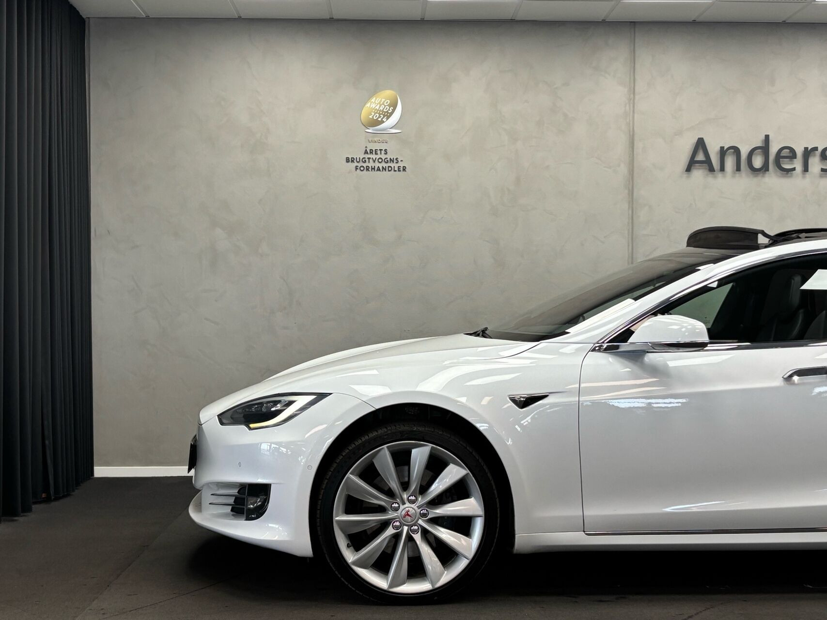 Hvid Tesla Model S fra 2018