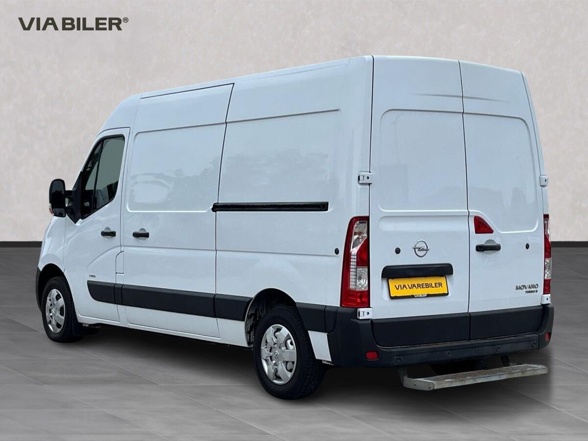 Hvid Opel Movano fra 2021