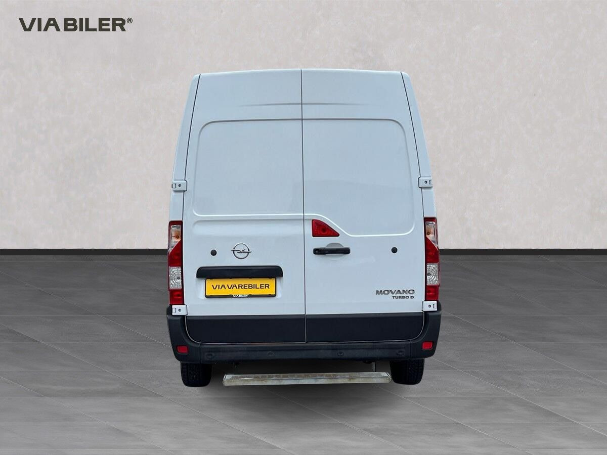 Hvid Opel Movano fra 2021