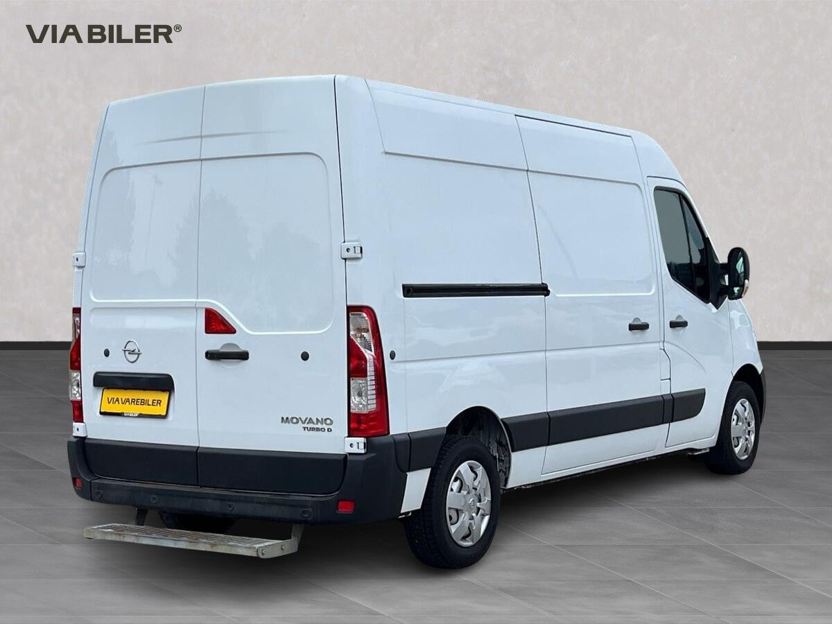 Hvid Opel Movano fra 2021