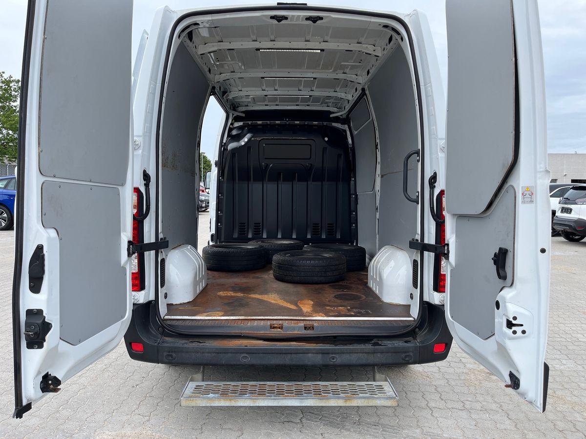 Hvid Opel Movano fra 2021