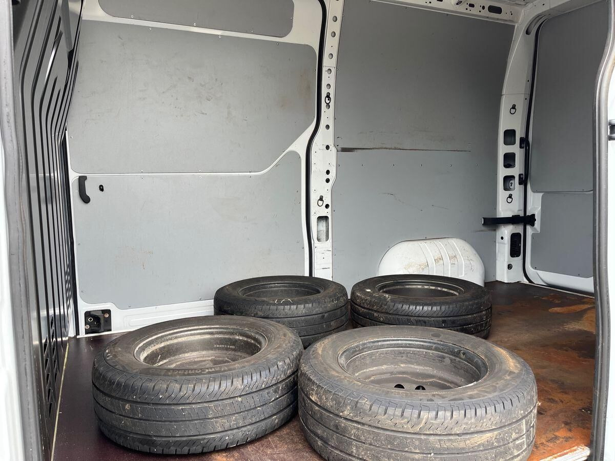 Hvid Opel Movano fra 2021