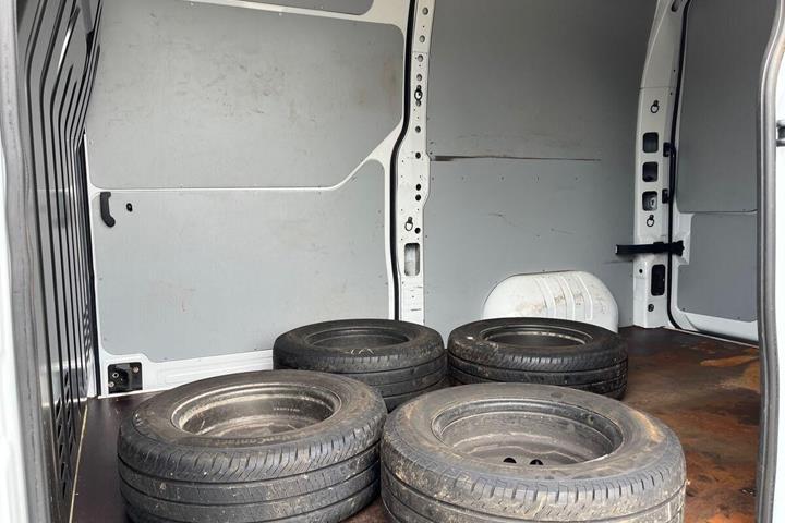 Hvid Opel Movano fra 2021