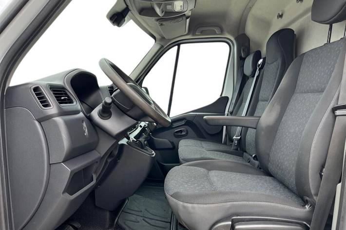 Hvid Opel Movano fra 2021