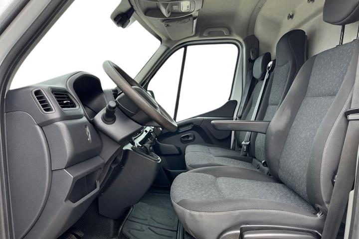 Hvid Opel Movano fra 2021