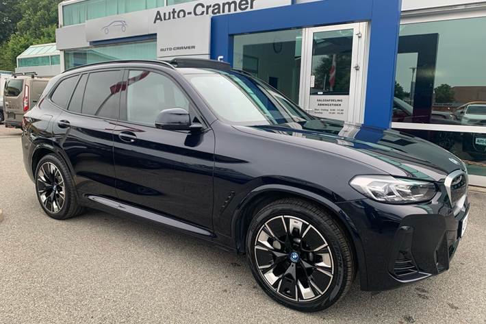 Grå BMW iX3 fra 2023