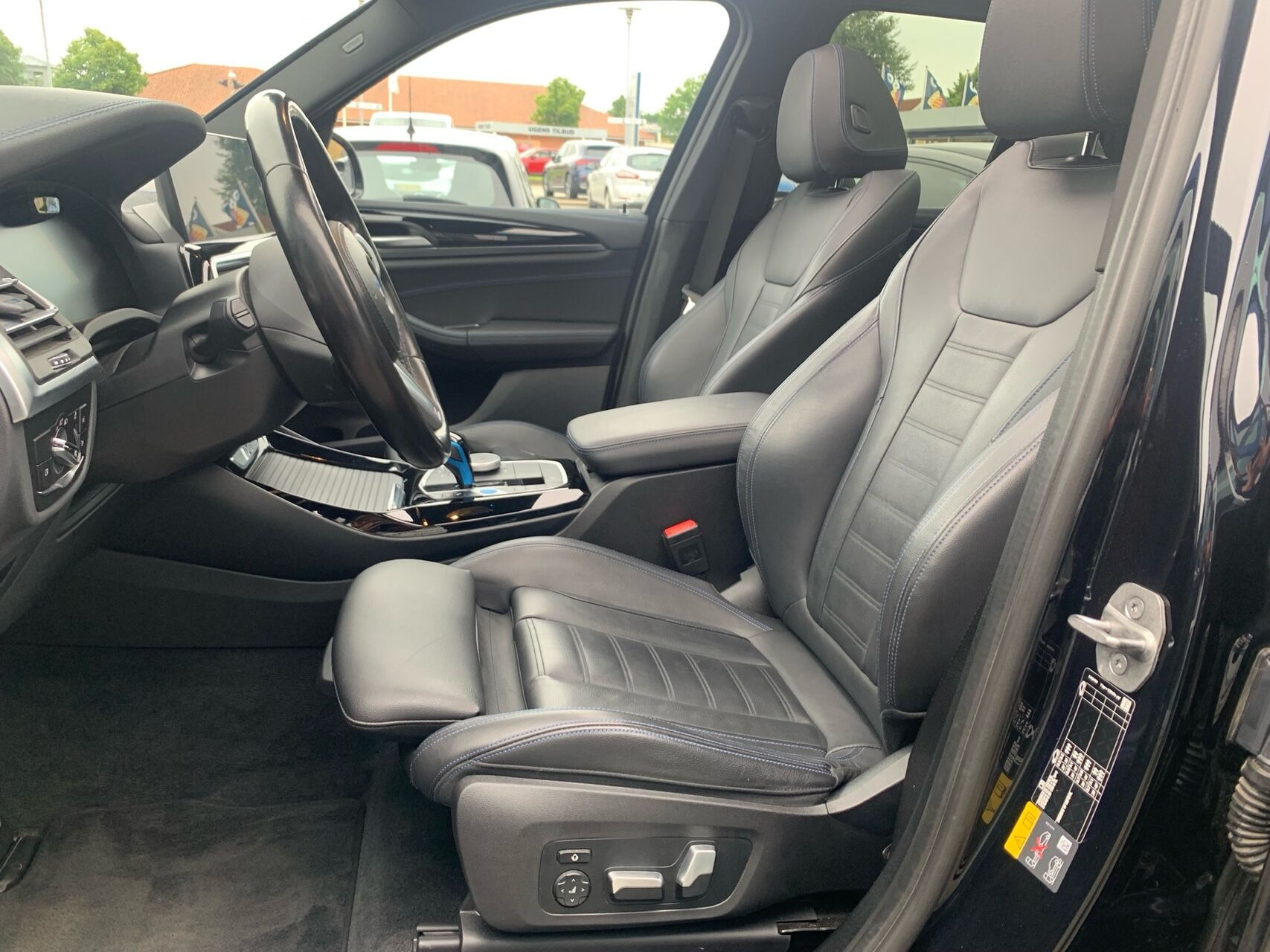 Blå BMW iX3 fra 2023