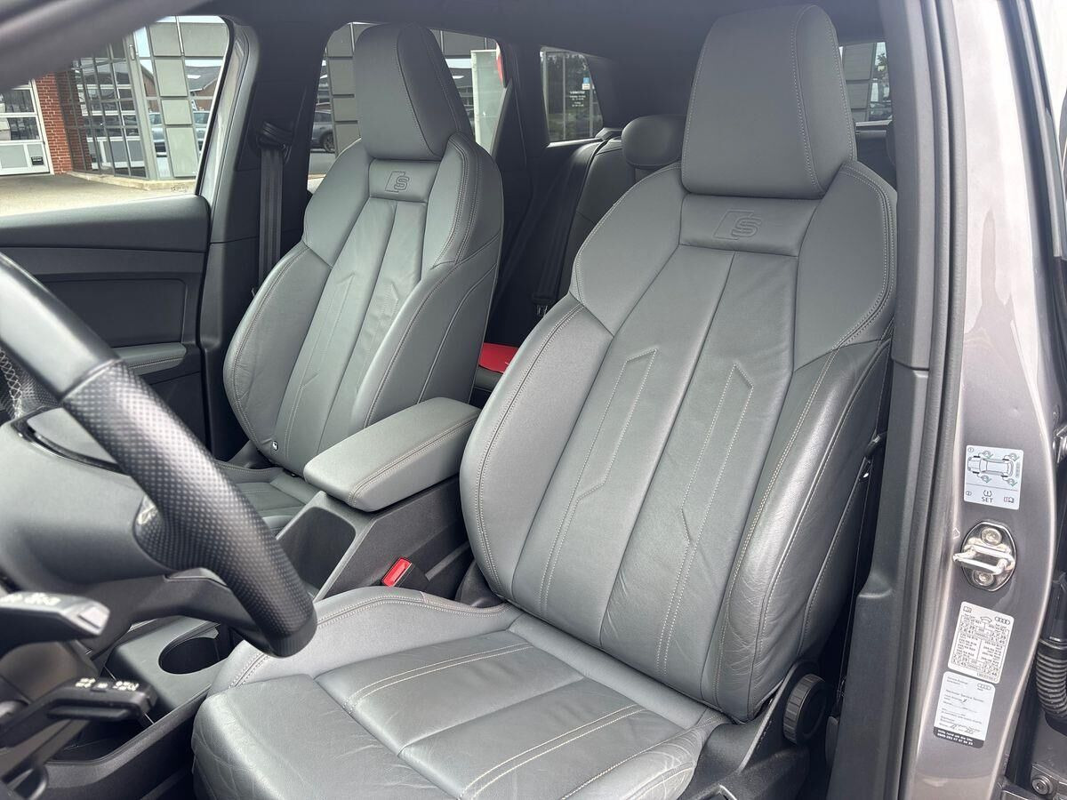 Grå Audi Q4 fra 2021