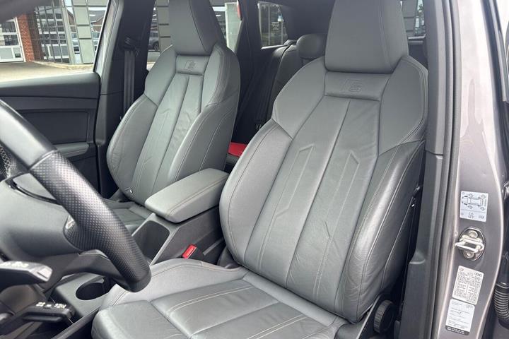 Grå Audi Q4 fra 2021