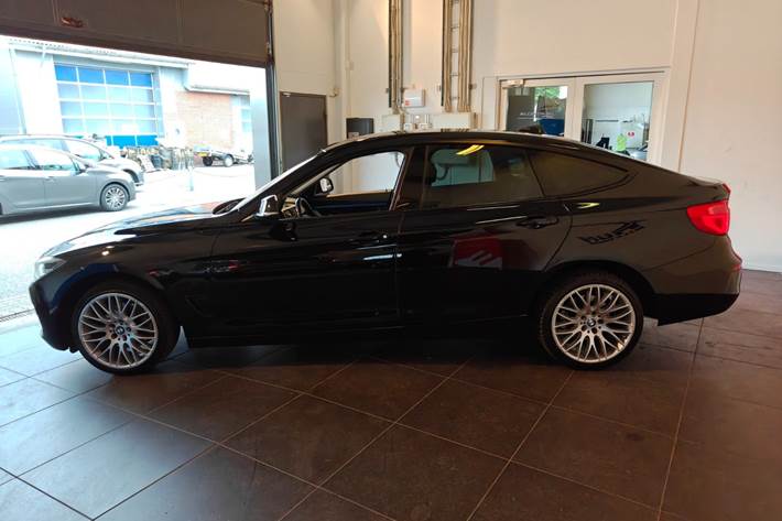 Sort BMW 320d fra 2017