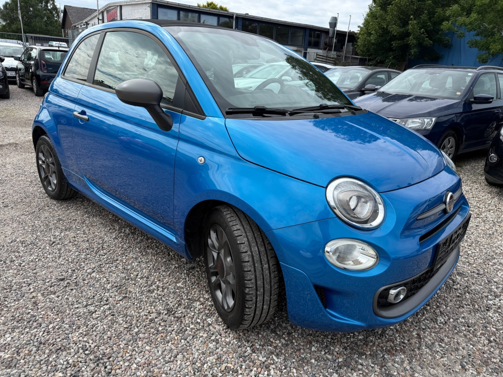 Blå Fiat 500C fra 2017