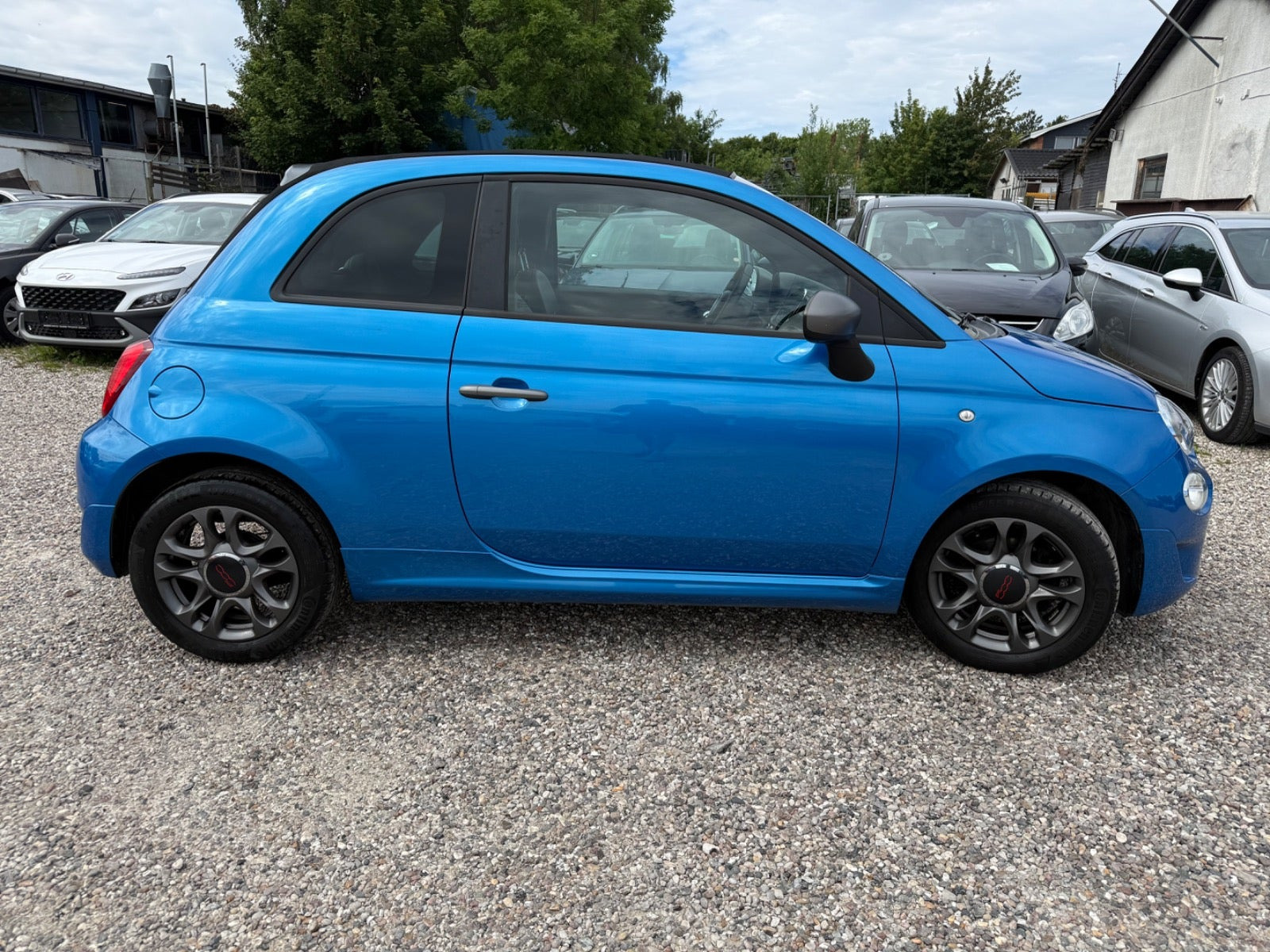 Blå Fiat 500C fra 2017