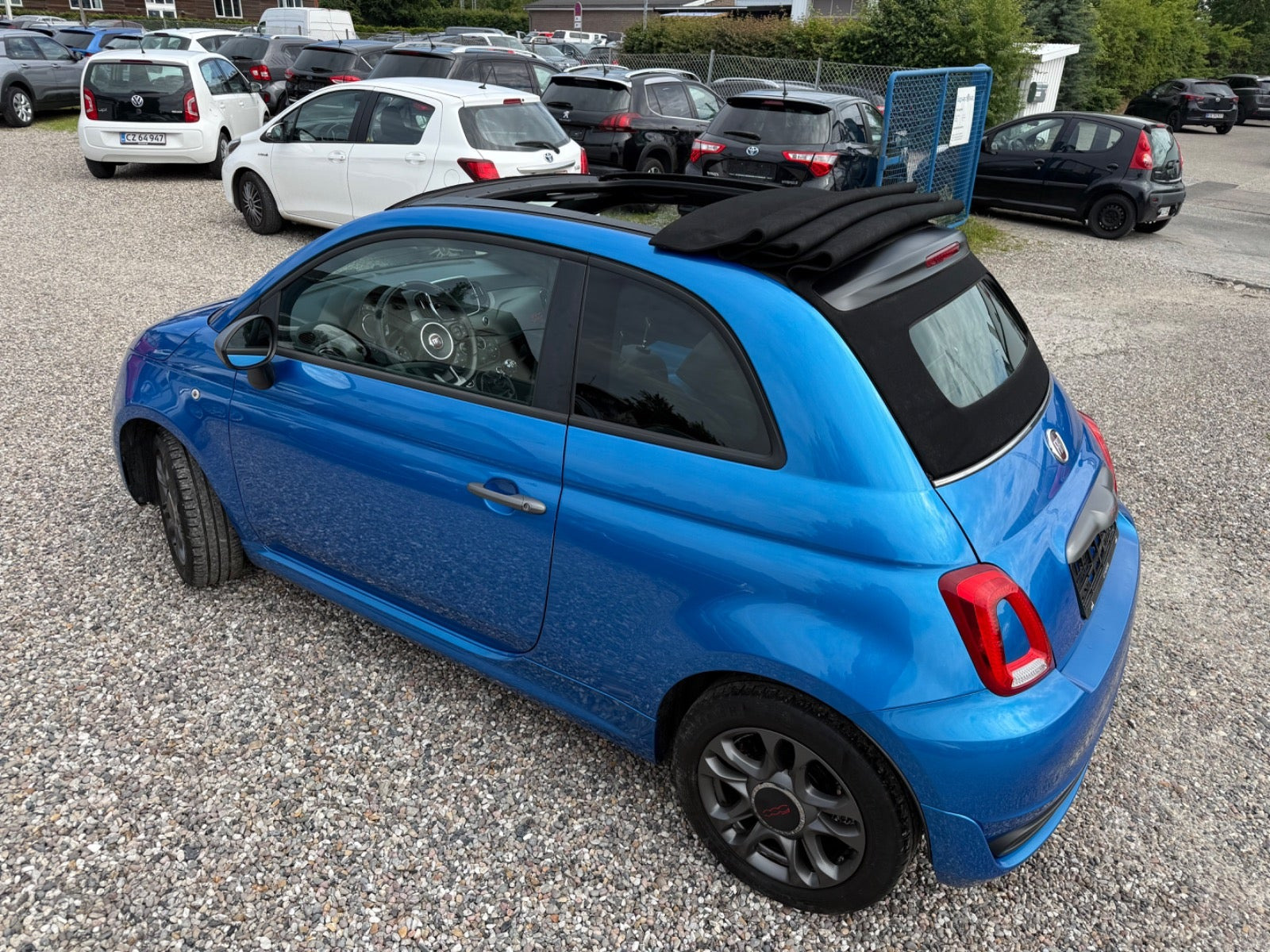 Blå Fiat 500C fra 2017