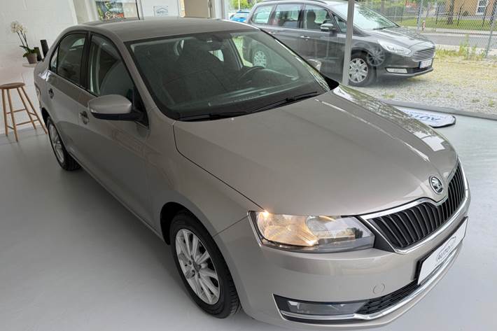 Grå Skoda Rapid fra 2018