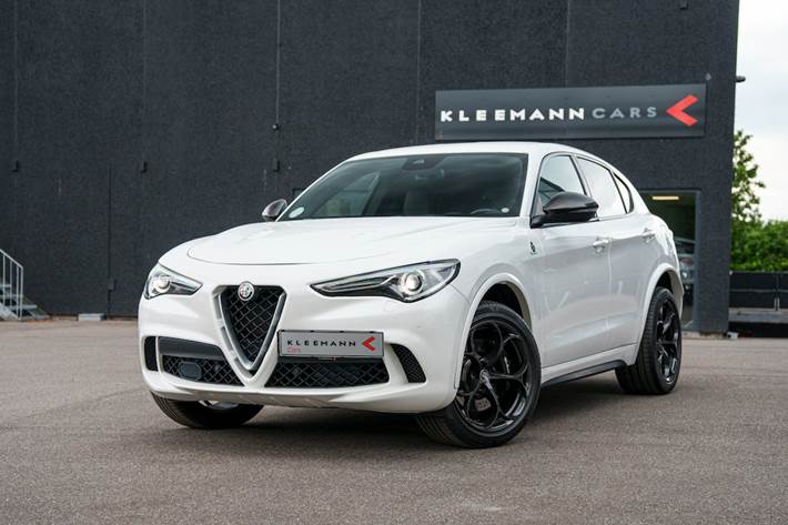 Hvid Alfa Romeo Stelvio fra 2018 set udefra