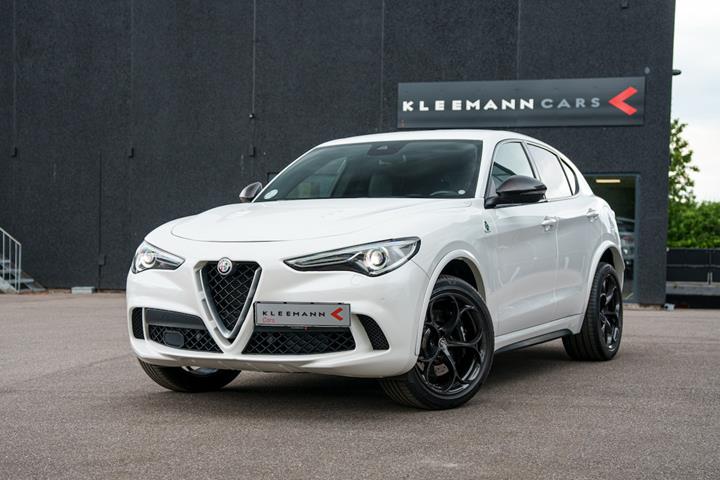 Hvid Alfa Romeo Stelvio fra 2018 set udefra
