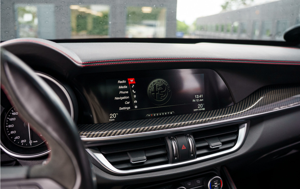 Hvid Alfa Romeo Stelvio fra 2018