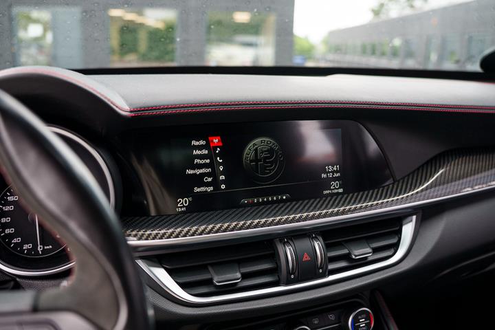 Hvid Alfa Romeo Stelvio fra 2018