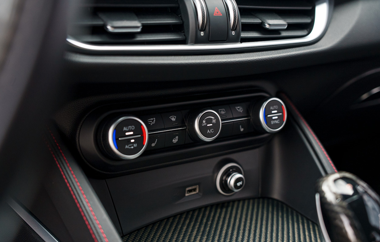 Hvid Alfa Romeo Stelvio fra 2018