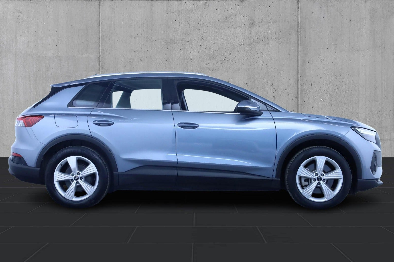 Grå Audi Q4 e-tron fra 2024