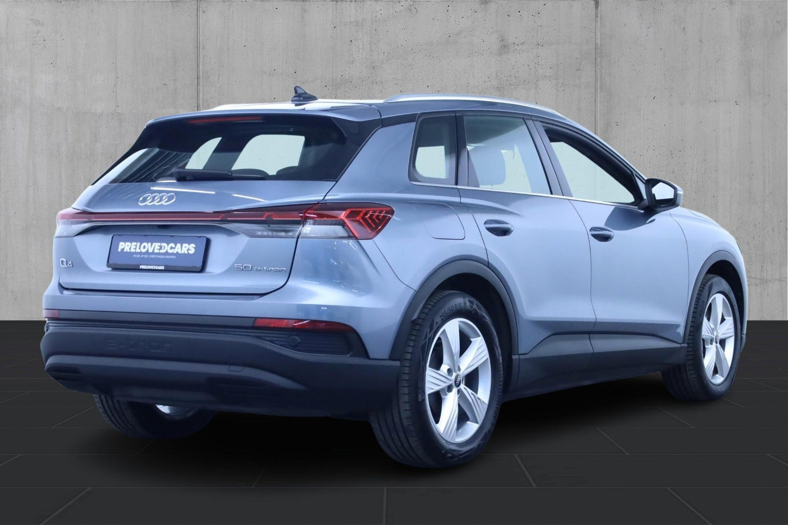 Grå Audi Q4 e-tron fra 2024