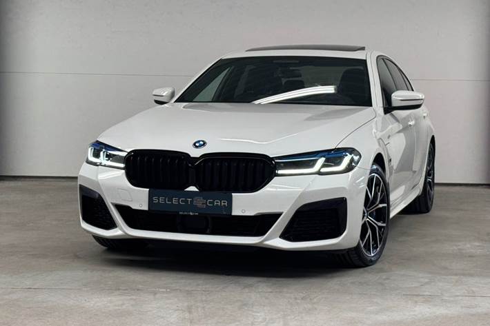 Hvid BMW 545e fra 2022