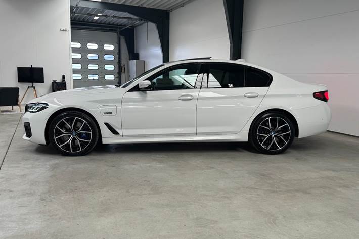 Hvid BMW 545e fra 2022