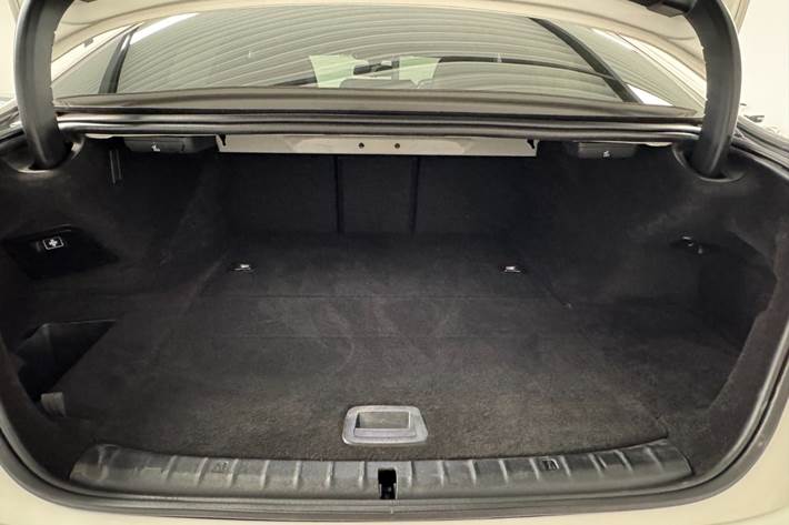 Hvid BMW 545e fra 2022