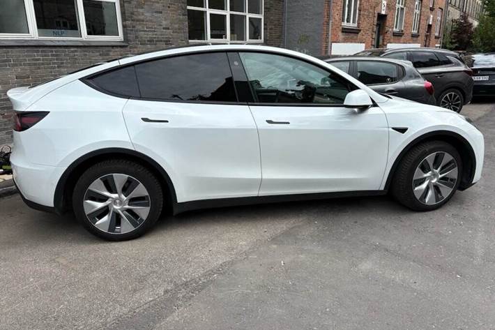 Hvid Tesla Model Y fra 2021