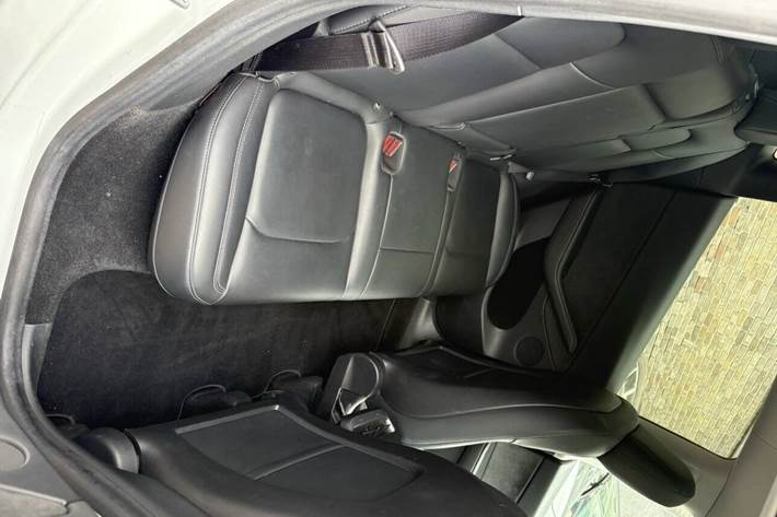 Hvid Tesla Model Y fra 2021