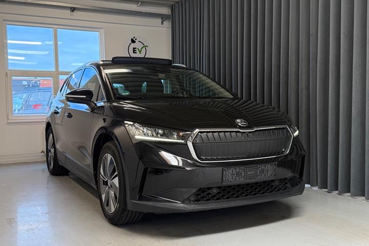Sort Skoda Enyaq fra 2021 set udefra