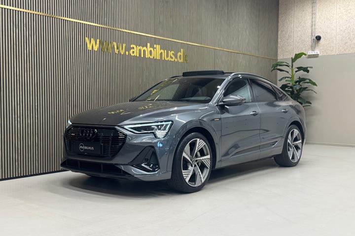 Grå Audi e-tron fra 2022 set udefra