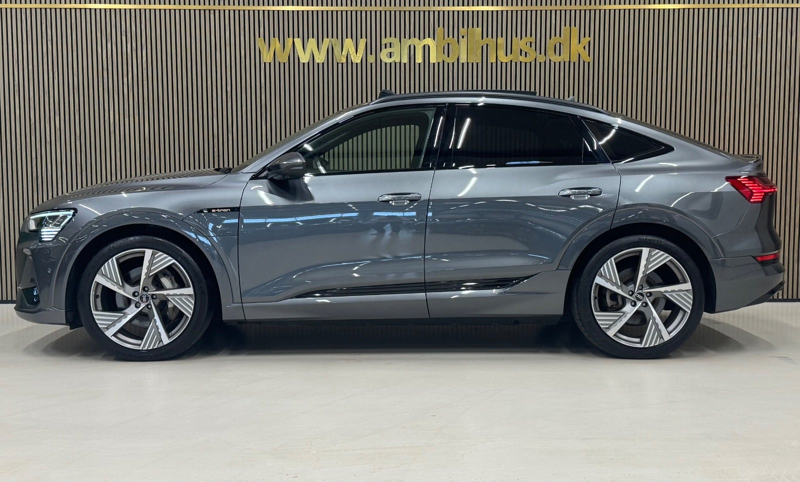 Grå Audi e-tron fra 2022
