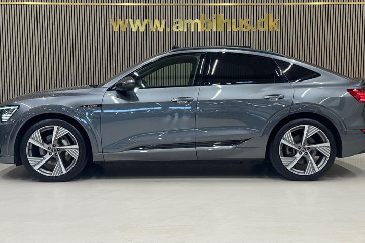 Grå Audi e-tron fra 2022