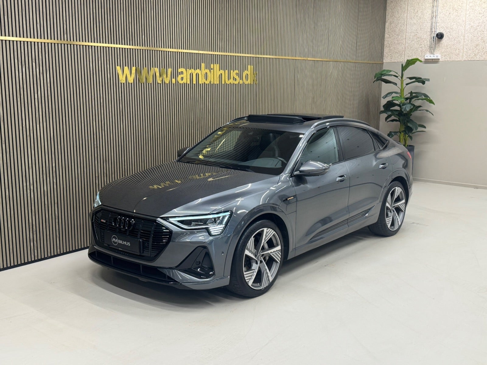 Grå Audi e-tron fra 2022