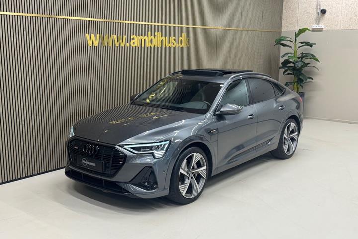 Grå Audi e-tron fra 2022