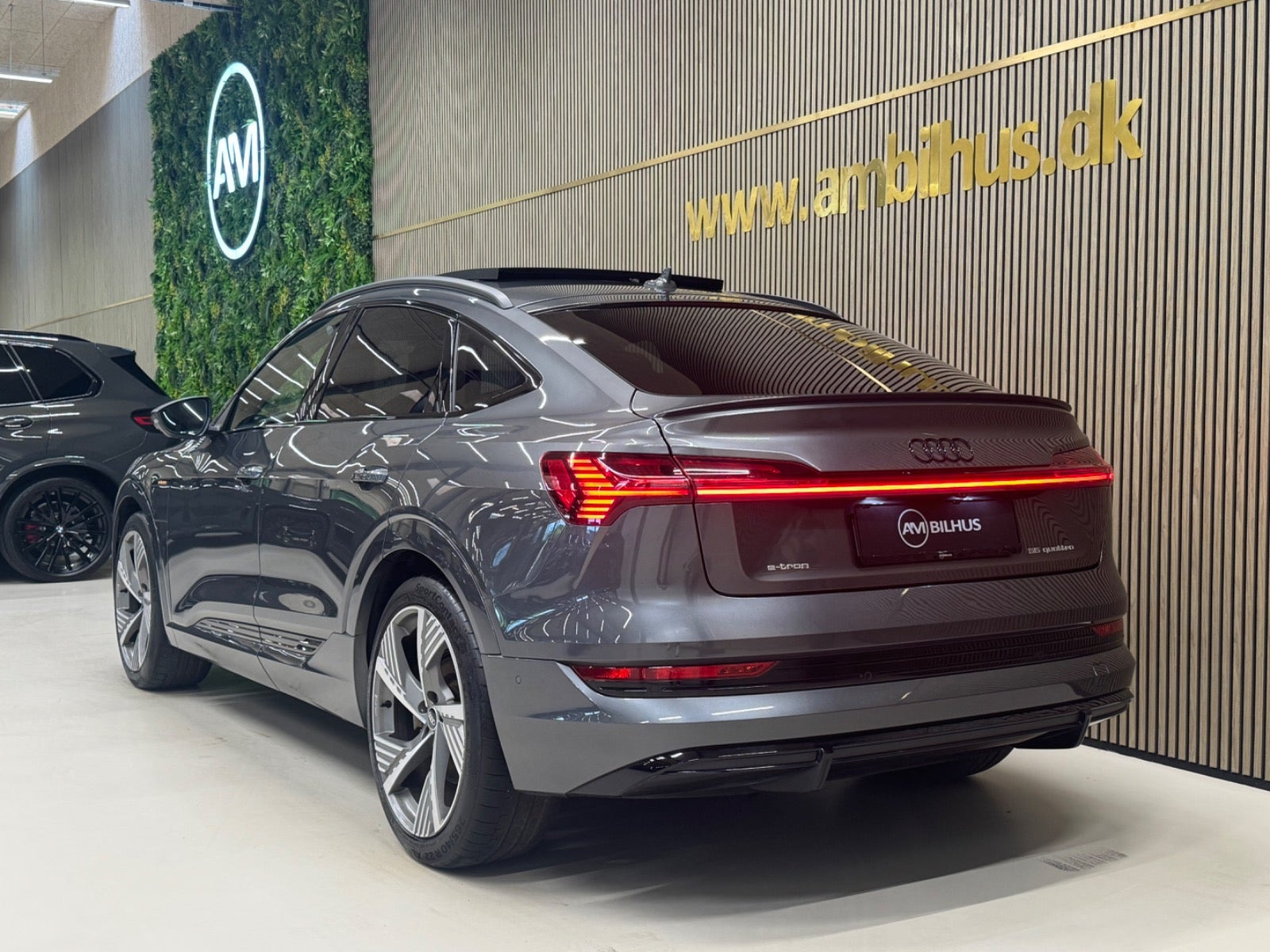 Grå Audi e-tron fra 2022