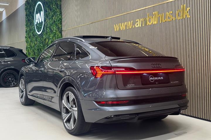 Grå Audi e-tron fra 2022