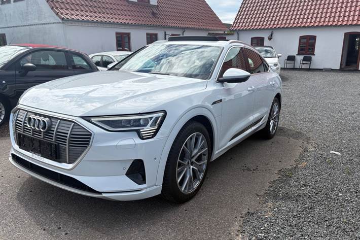 Hvid Audi e-tron fra 2021