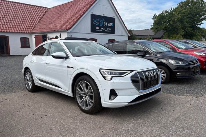 Hvid Audi e-tron fra 2021