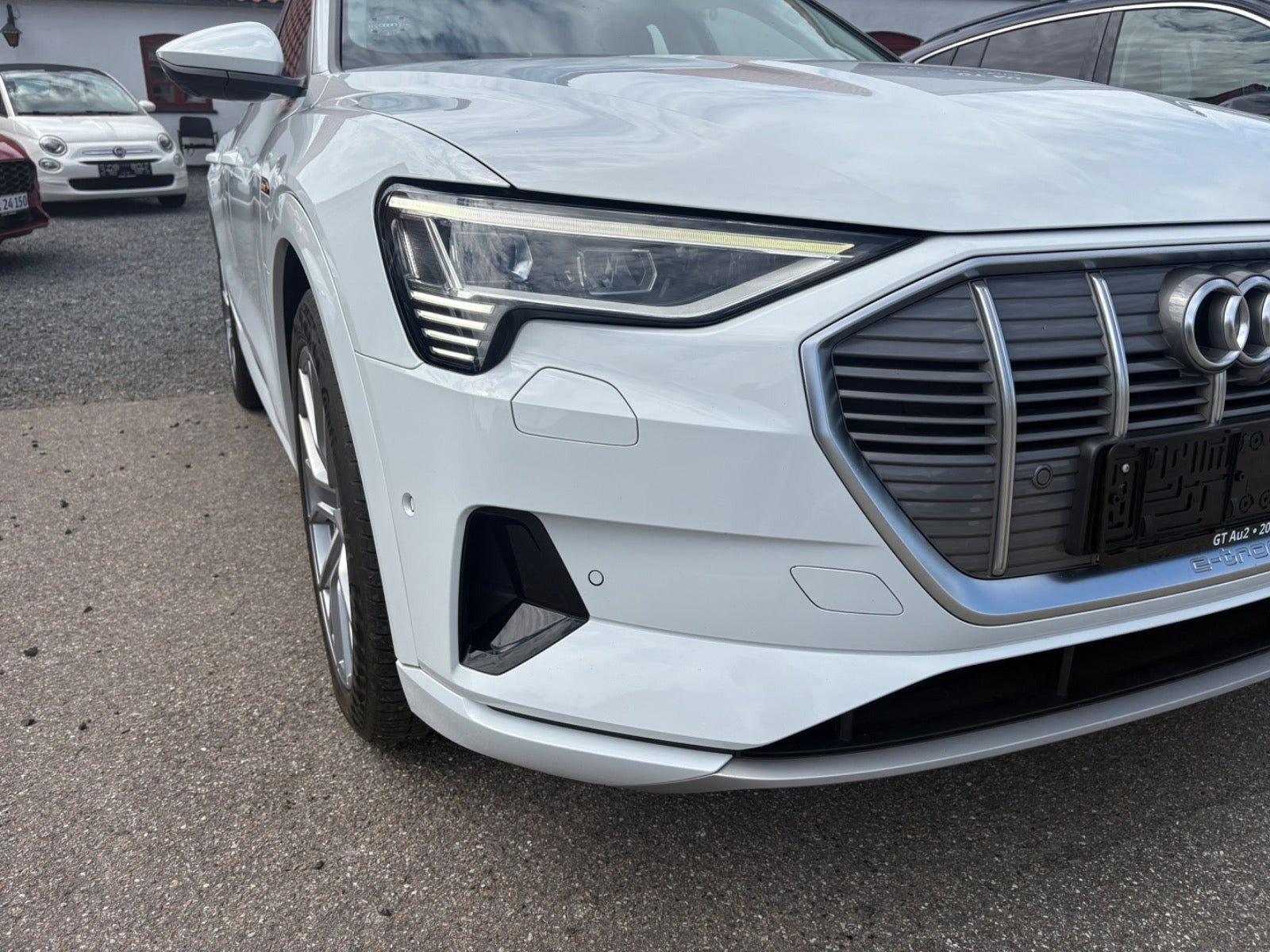 Hvid Audi e-tron fra 2021