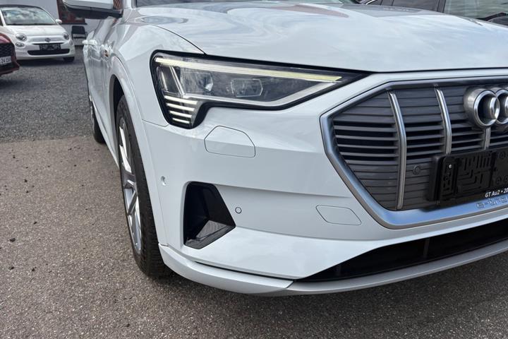 Hvid Audi e-tron fra 2021