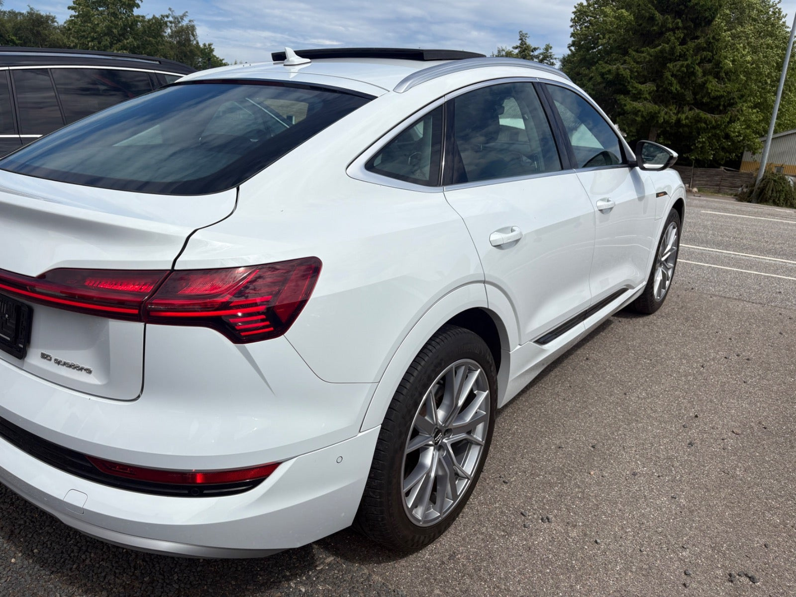 Hvid Audi e-tron fra 2021