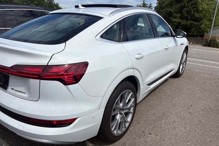 Hvid Audi e-tron fra 2021
