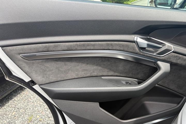 Hvid Audi e-tron fra 2021