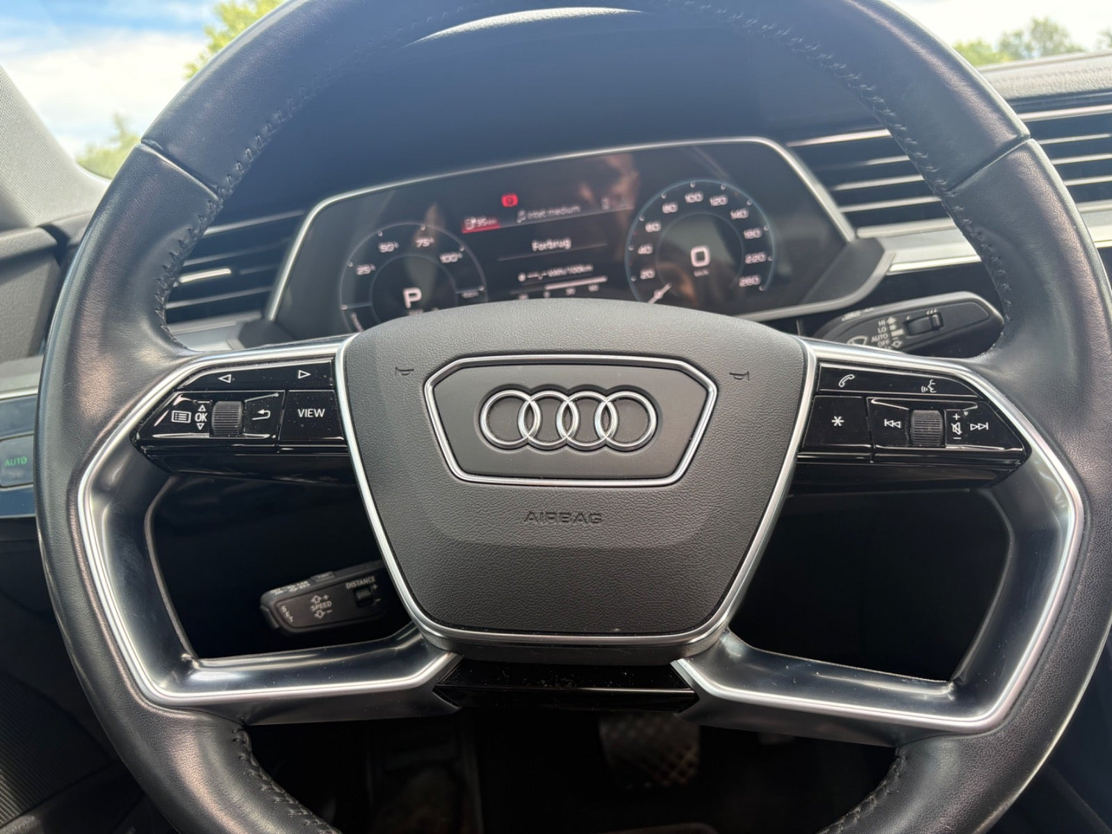 Hvid Audi e-tron fra 2021