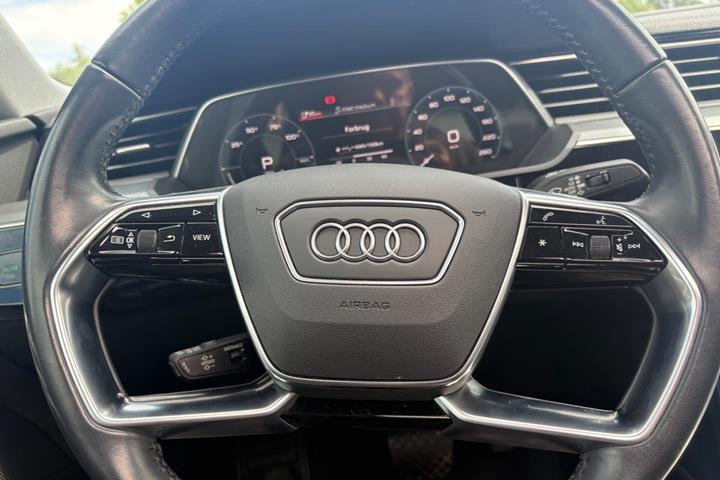 Hvid Audi e-tron fra 2021